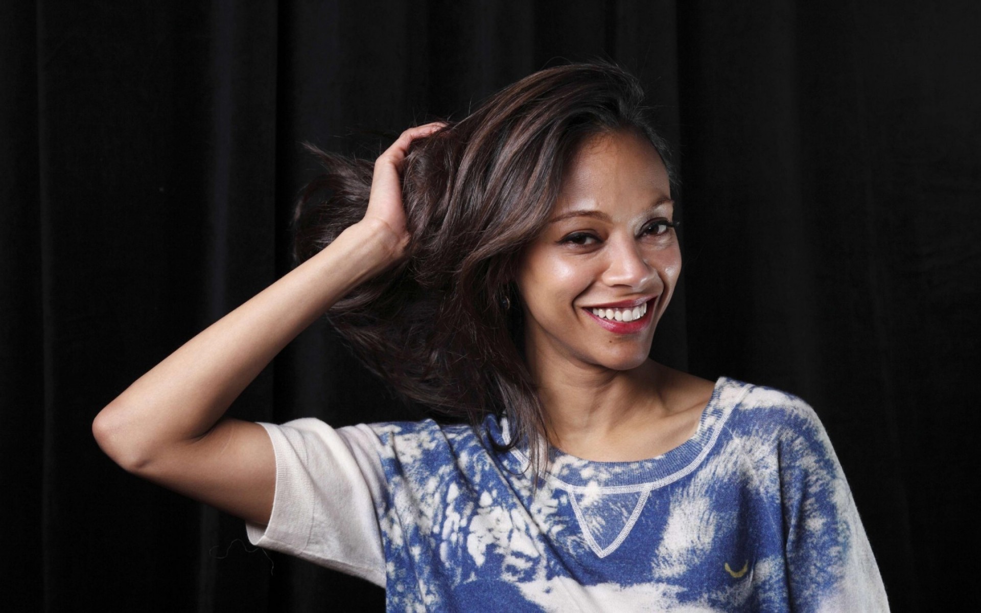 امرأة صورة أزياء واحدة فتاة الكبار ارتداء جميلة ممثلة