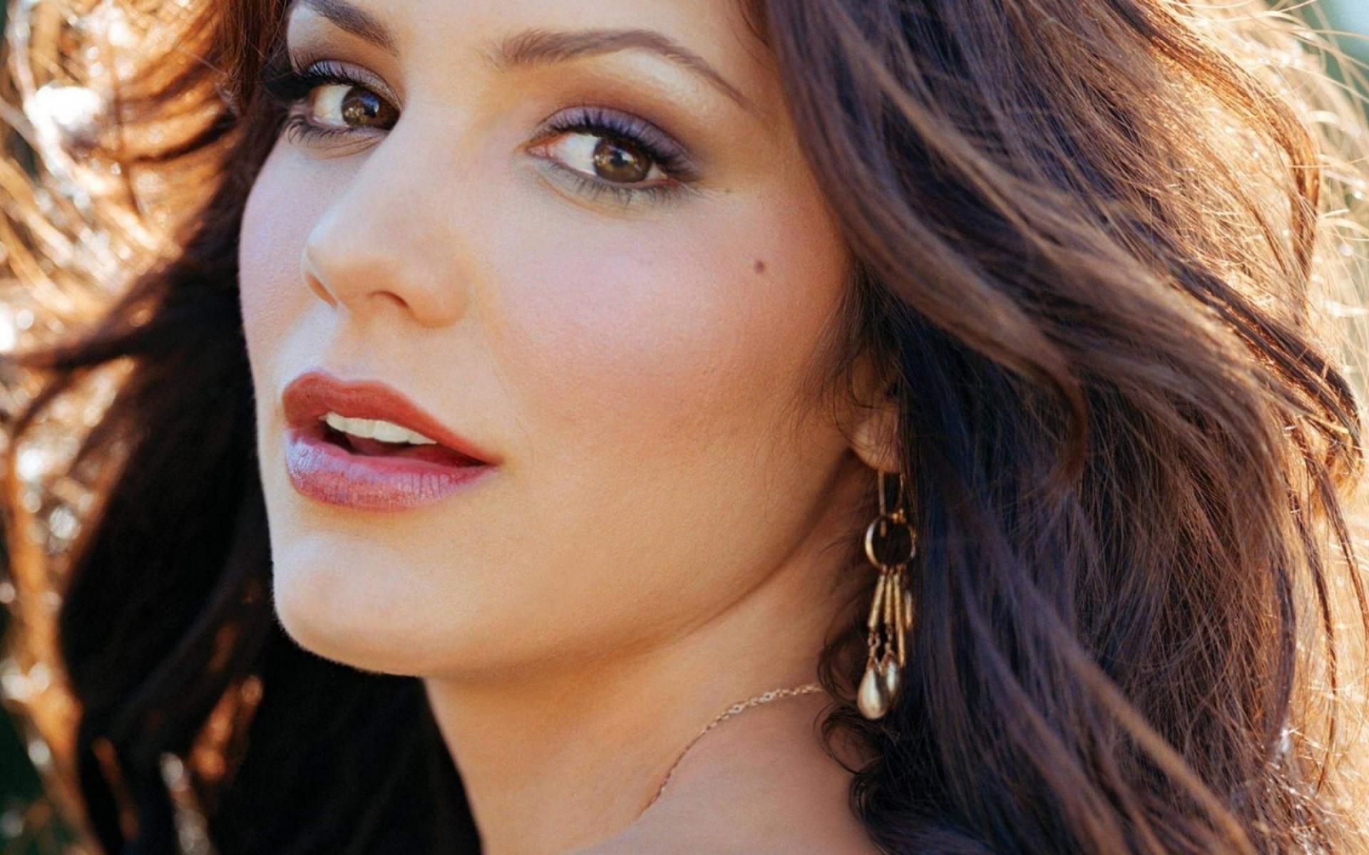 امرأة أزياء صورة نموذج فتاة مثير بريق جميلة الشعر جميلة العين الشفاه مغنية البوب الأمريكية المغني الممثلة