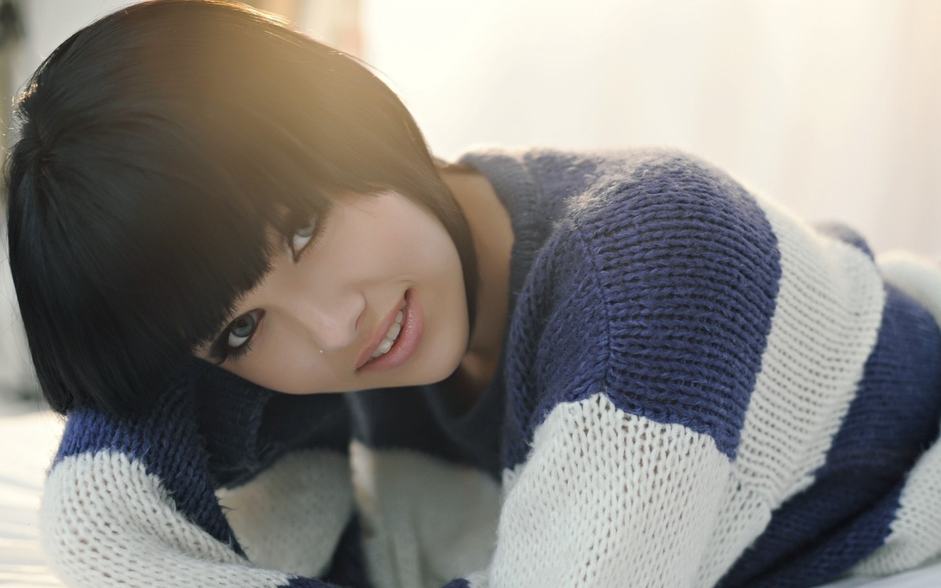 الشتاء سترة ارتداء امرأة طفلة الباردة صورة واحدة الترفيه في الداخل موضة الأسرة الدفء تعبيرات الوجه الكبار وشاح الاسترخاء نموذج الطفل ابتسامة البهجة