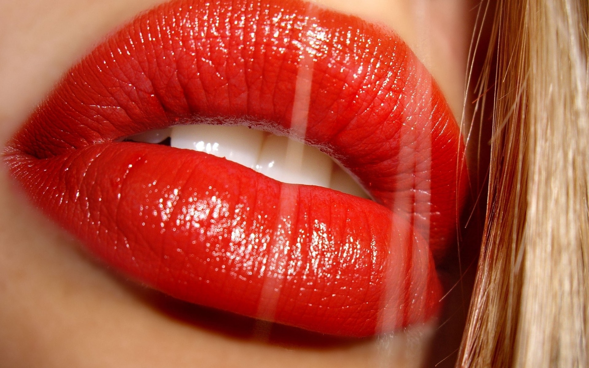الشفاه امرأة أحمر الشفاه بريق أزياء مثير مشرق الجلد جميلة الأسنان امرأة جميلة شقراء