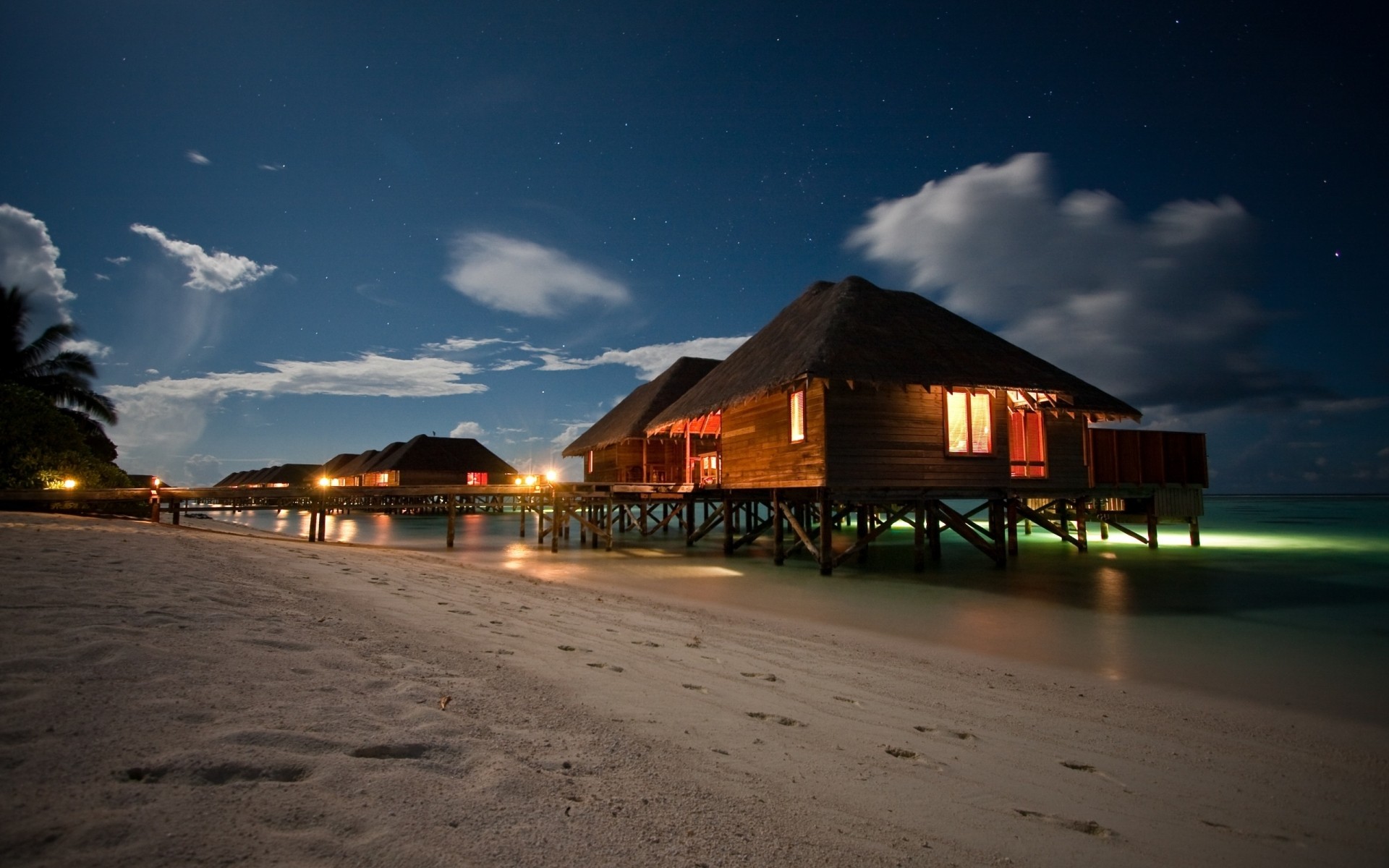 الشاطئ البحر المحيط الماء السفر غروب الشمس البحر الفجر المنتجع المنزل السماء الضوء المساء الإجازة الفندق المناظر الطبيعية البنغل الكوخ الشفق الاسترخاء الجيران لذلك