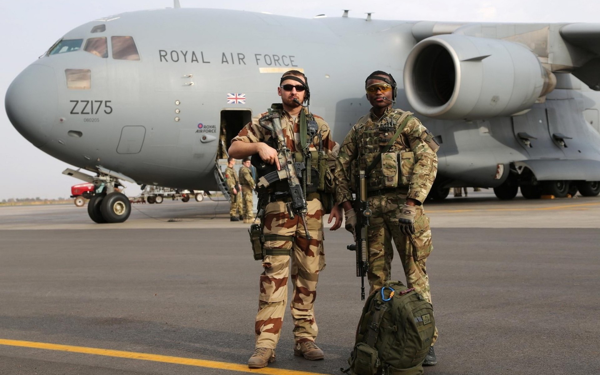 الجيش الطائرة المطار الطائرة السيارة نظام النقل القوات الجوية الجيش الحرب البحرية الأسلحة الطيران التمويه اثنان الهواء المعركة الأسفلت المقاتل