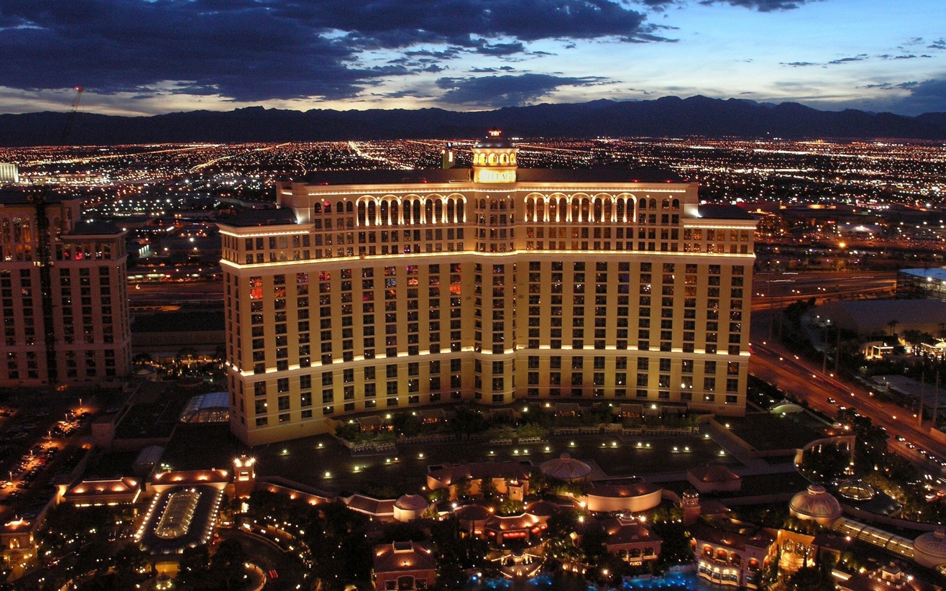 المدينة السفر العمارة البيت المساء الأفق الشفق المدينة المدينة الفندق الضوء كازينو ناطحة سحاب في الهواء الطلق مضيئة غروب الشمس السماء الفاخرة فيغاس المال نافورة