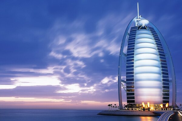 برج الشراع مع مستدقة تصل إلى السماء عند غروب الشمس