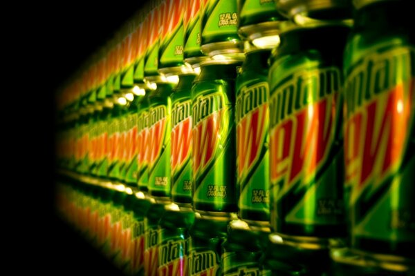 جبل الندى الشراب على خلفية سوداء