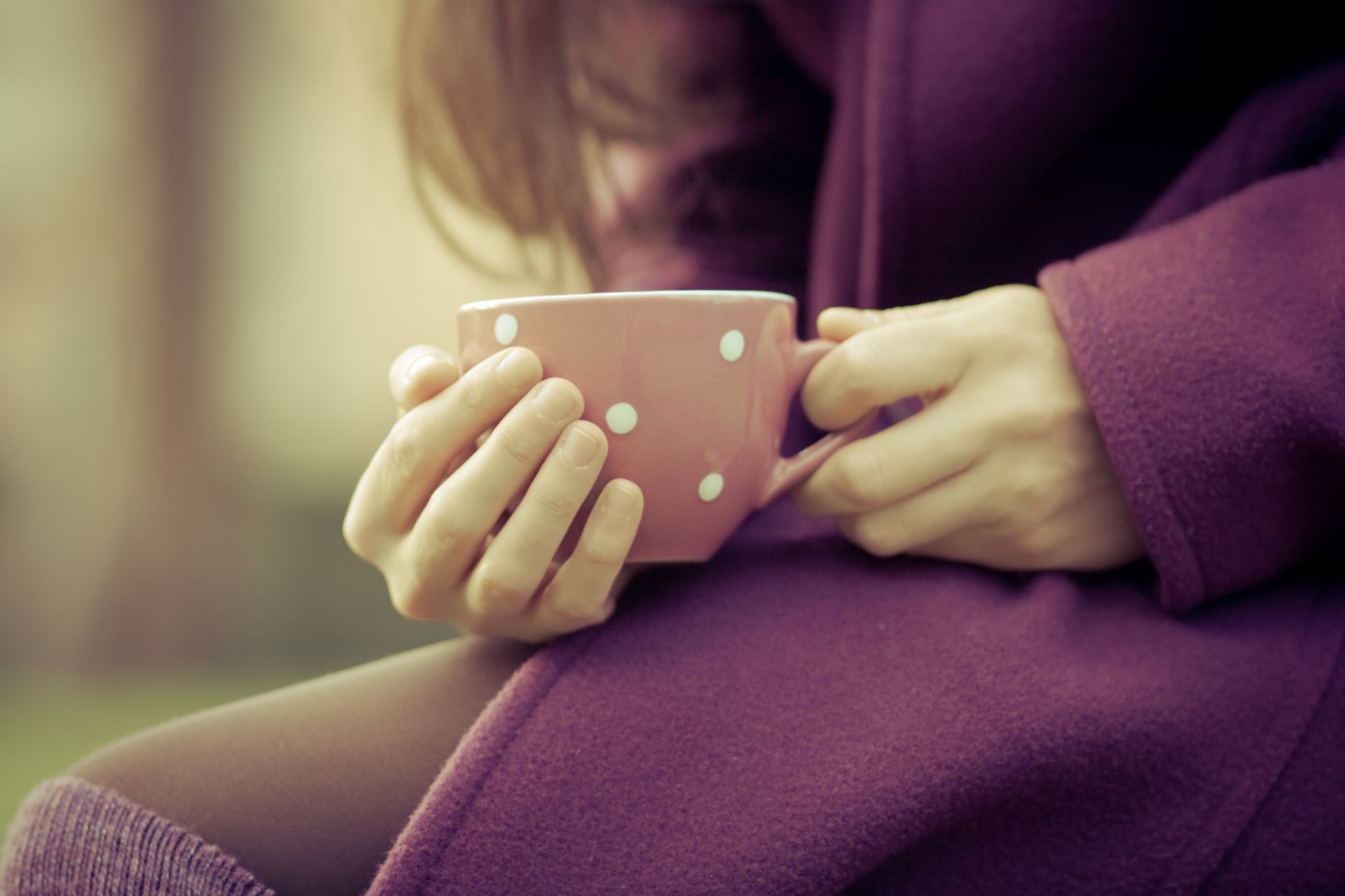 امرأة فتاة الاسترخاء داخلي الترفيه الكبار الأيدي واحدة الأسرة غرفة الأمومة الطب