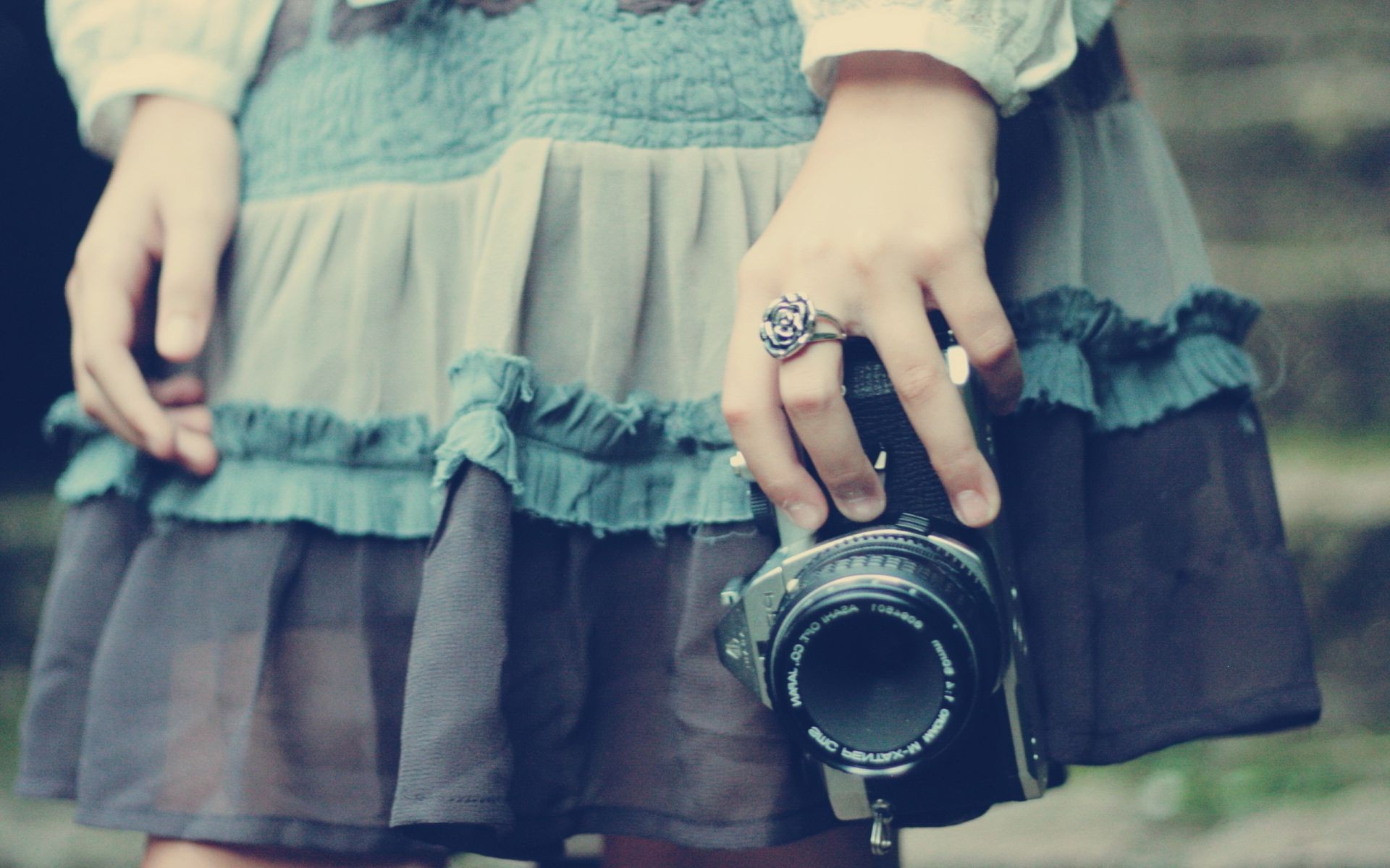 طفل امرأة فتاة واحدة ارتداء أيدي الكبار الإنسان الإنسان