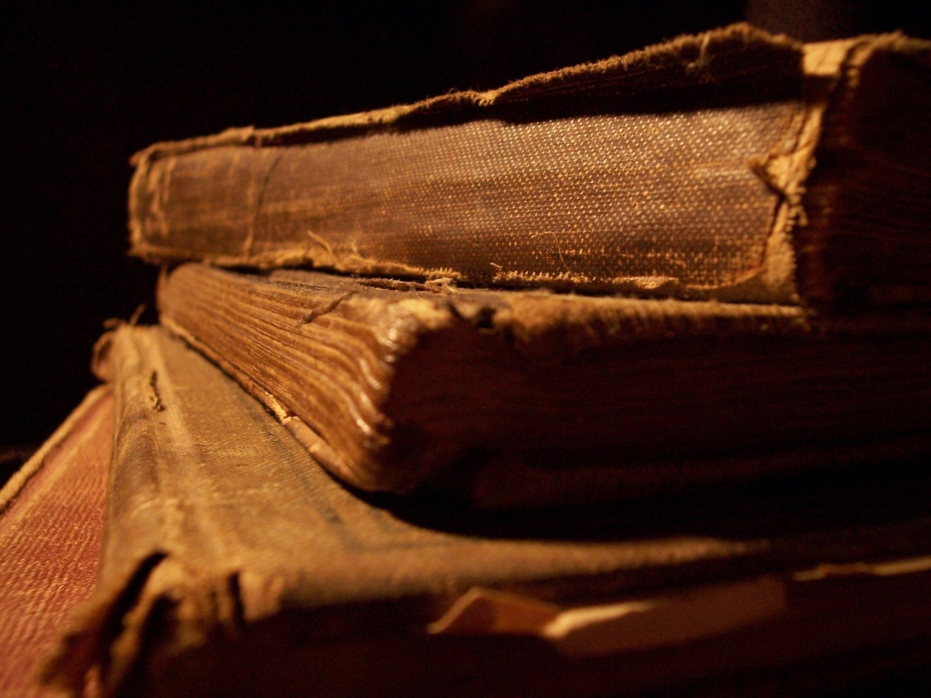 لا تزال الحياة وارتداء واحد الجلد القديم كتاب الظلام رجل