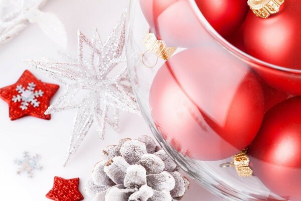 كرات عيد الميلاد مع المخاريط الفضية