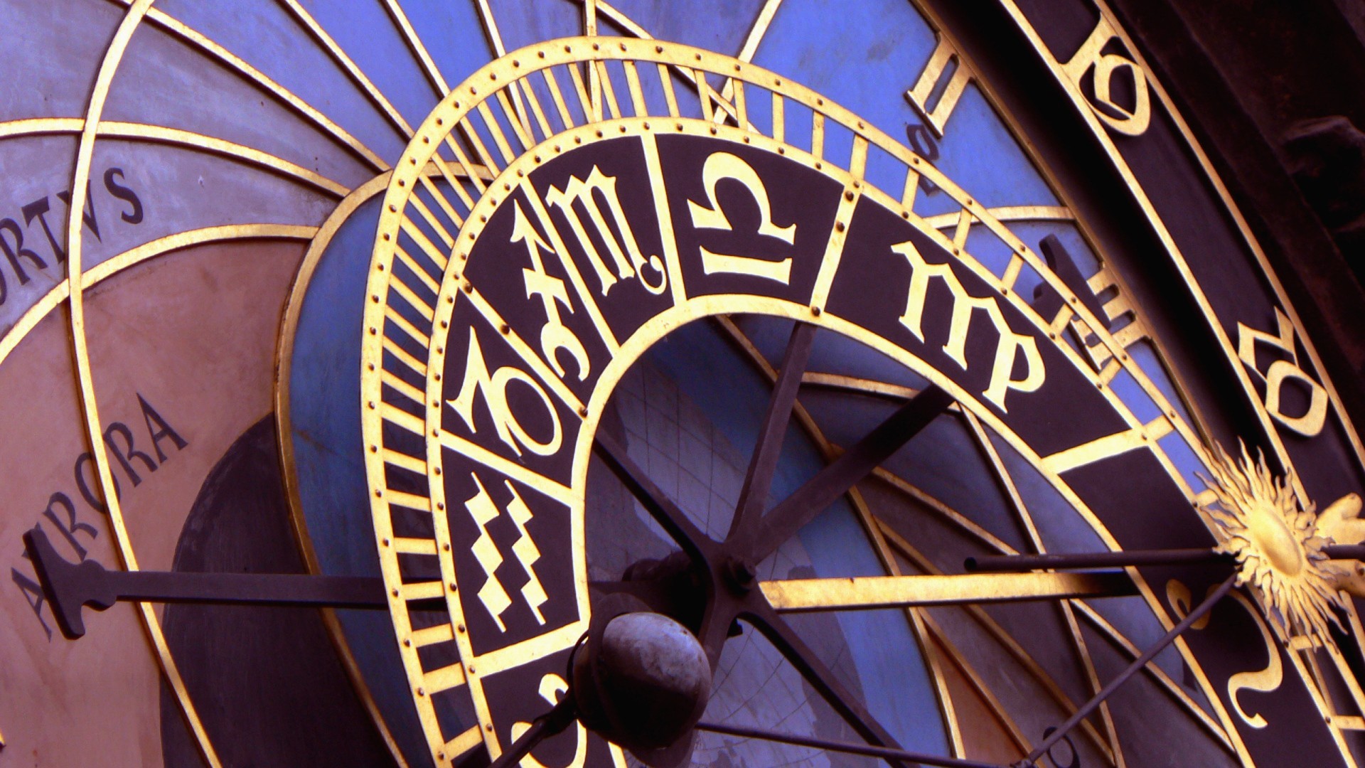 الوقت على مدار الساعة القديمة الرجعية العتيقة