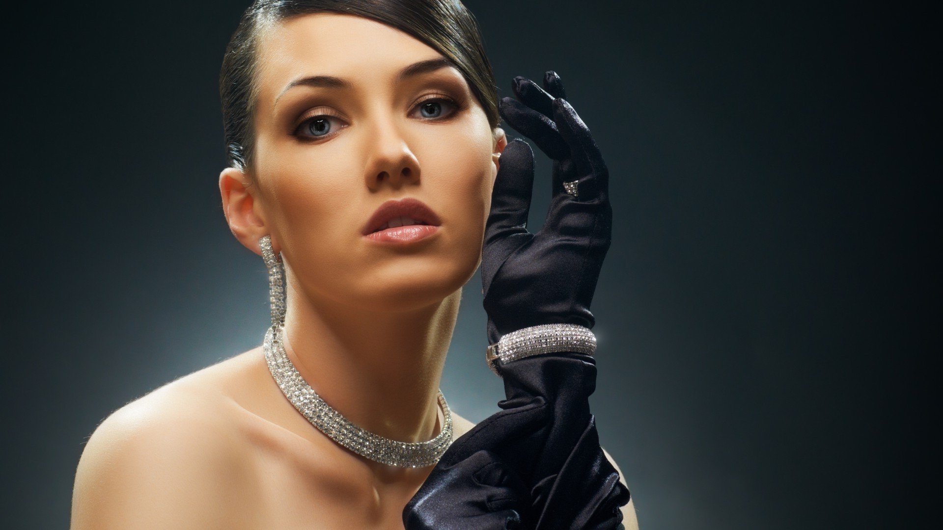 امرأة أزياء واحدة بريق صورة مثير والمجوهرات