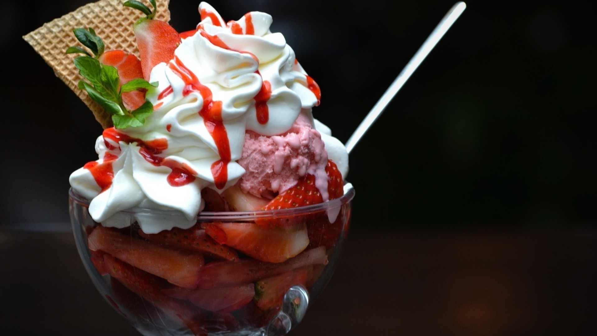 كريم حلو شوكولاتة فانيليا لذيذ فواكه طعام فراولة آيس كريم مرطبات سكر منتجات ألبان توت كريمة مخفوقة مغرفة باردة مجمدة نعناع