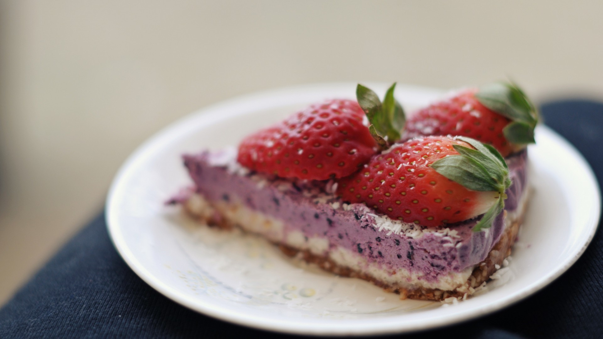 الغذاء لذيذ الإفطار الفراولة الحلو الفاكهة الشوكولاته التوت كريم لوحات كعكة المرطبات