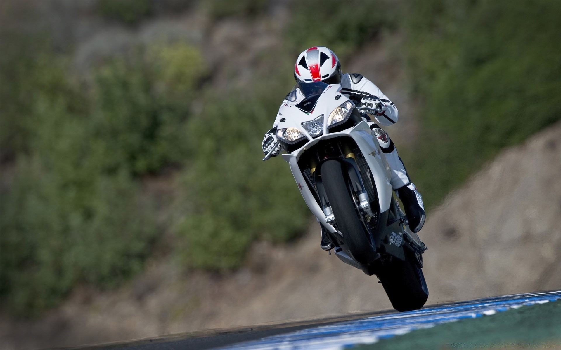 الرياضة دراجة سباق السائق المنافسة خوذة عمل المتسابق سيارة عجل عجلات مغامرة الدراج تريل ركوب في الهواء الطلق الرياضة واحد