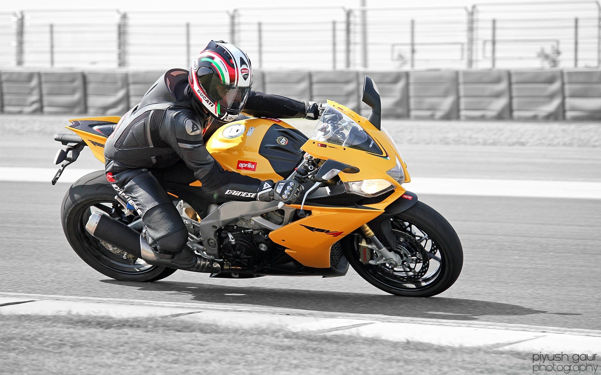 الرياضة سباق المسار الدراجة عجل سريع محرك سائق البطولة سيارة المتسابق الدائرة السلطة الطنين برستيج سيارة بطولة اللفة الإطارات بري العمل الجماعي