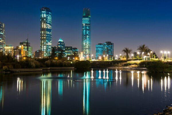 انعكاس المنازل في مكان ما في أمريكا. العمارة الخرسانية