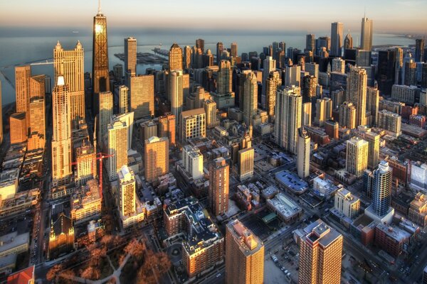 أمريكا. مدينة ناطحات السحاب في أشعة الشمس